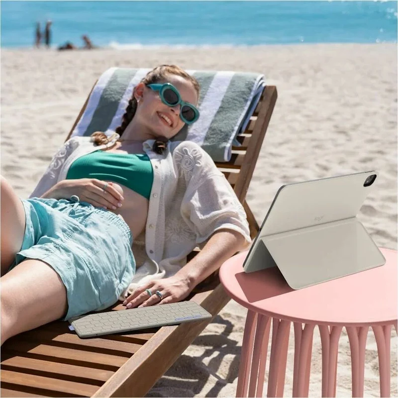 Étui-clavier/couverture Logitech Flip Folio pour tablette Apple iPad Pro 13 pouces et iPad Air - Sable 920-013838
