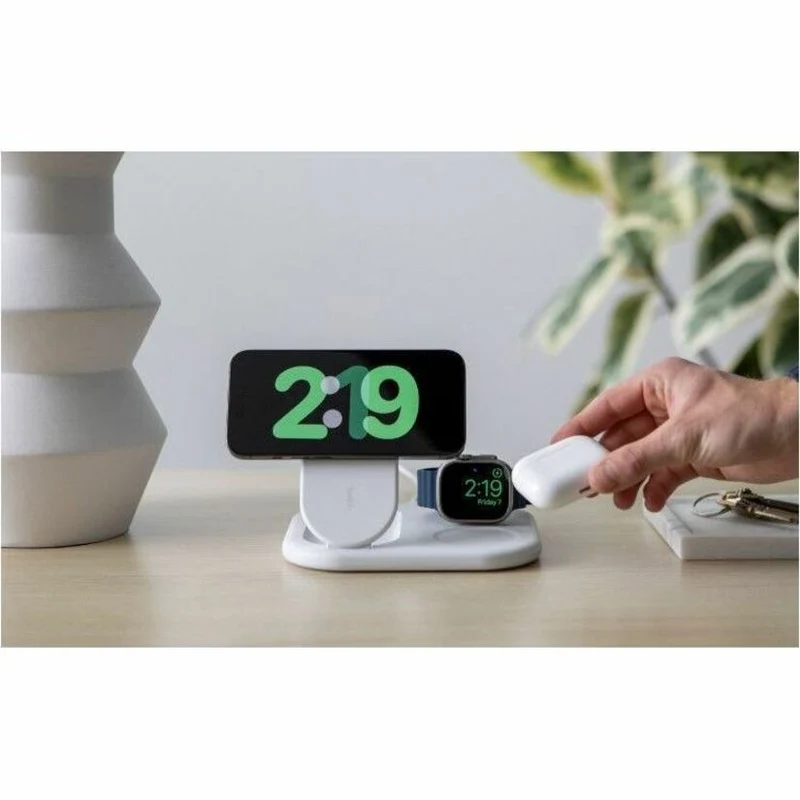 Chargeur sans fil pliable magnétique 3-en-1 Belkin BoostCharge avec Qi2 15 W WIZ029TTWH