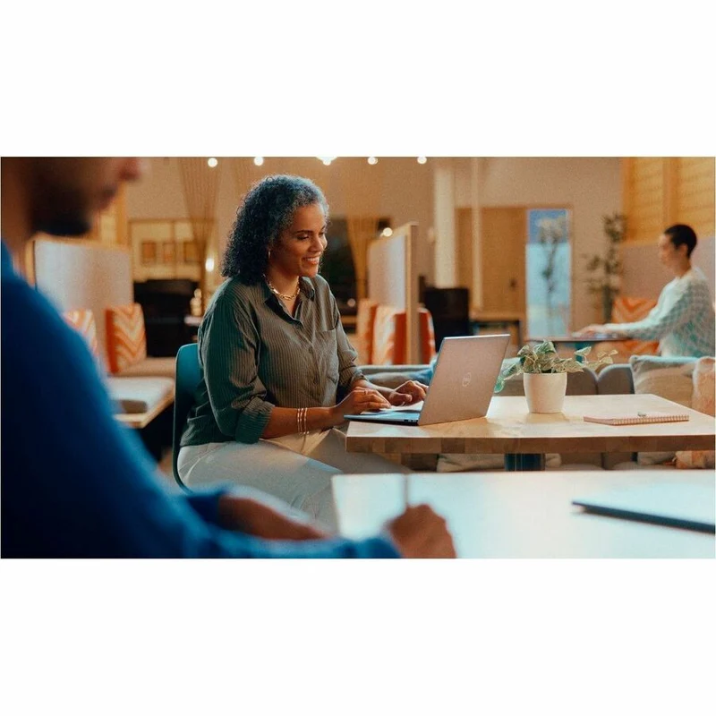 Ordinateur portable Dell Latitude 5000 5455 14" Copilot+ - Full HD Plus - Qualcomm Snapdragon X Plus X1P-64-100 - 16 Go - SSD 512 Go - Clavier anglais (États-Unis) - Gris Titane 031T2